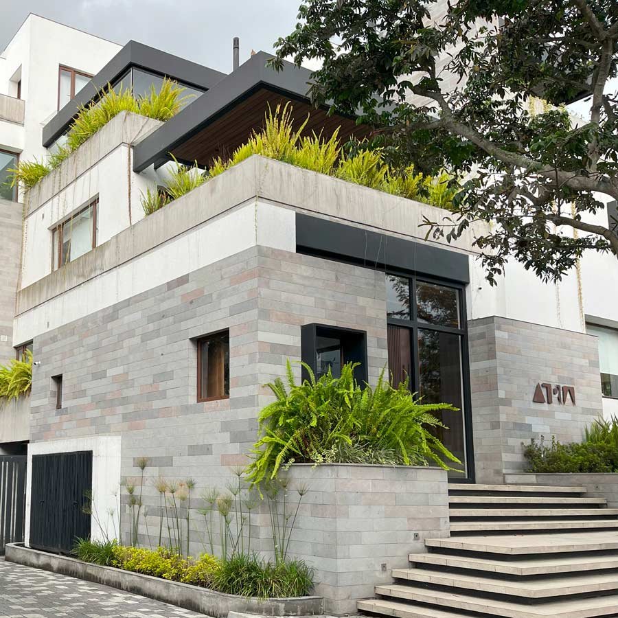 Edificio Atria con roca natural