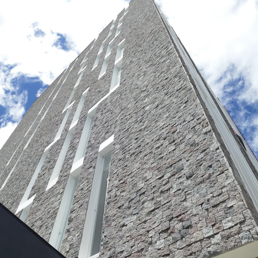 Edificio Muros roca natural