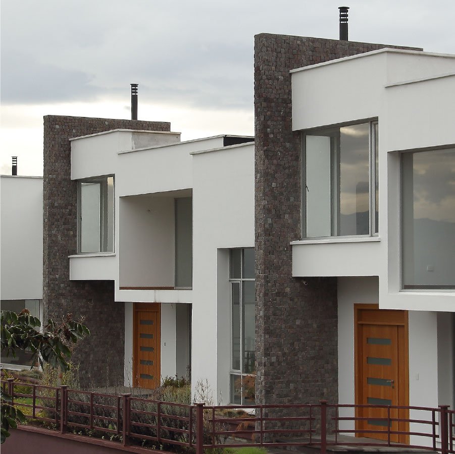 ANDESITA PAVE GRIS MATIZADO RUSTICO 8x8x3 PARED
