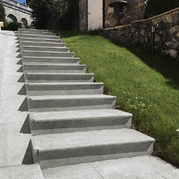 GRADA BOLEADA ANDESITA BUSARDEADA